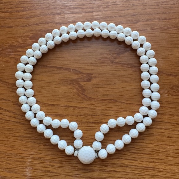 Jewelry - Vintage White Faceted Bead Necklace Double Strand Round‎ Clasp